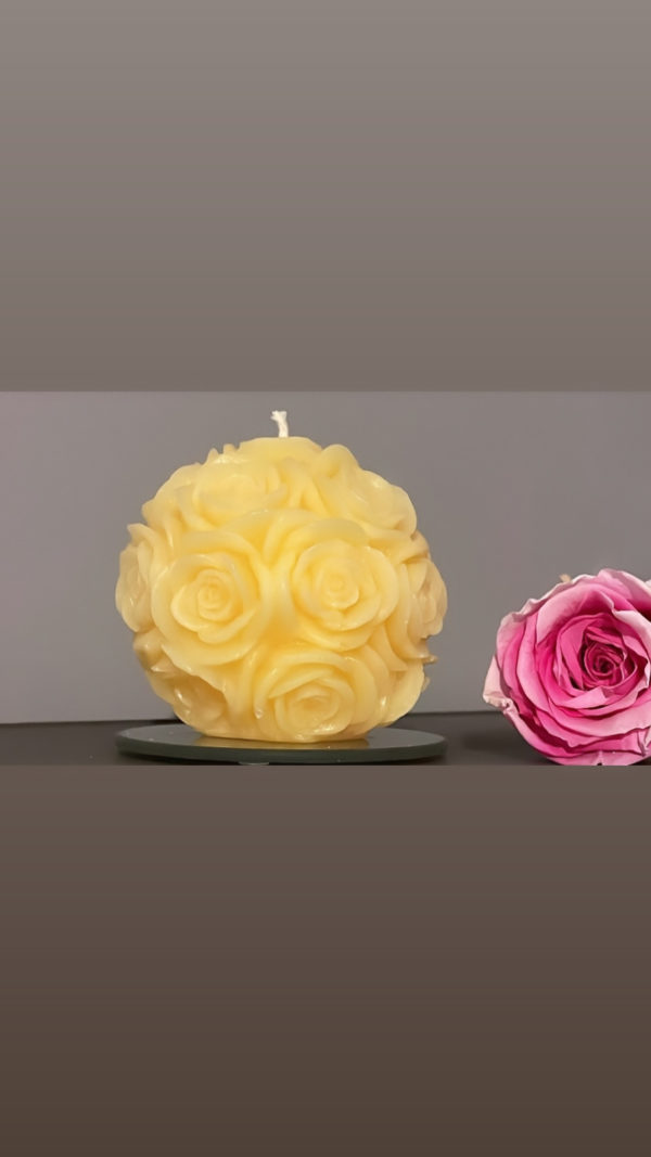 bougie rose sur support